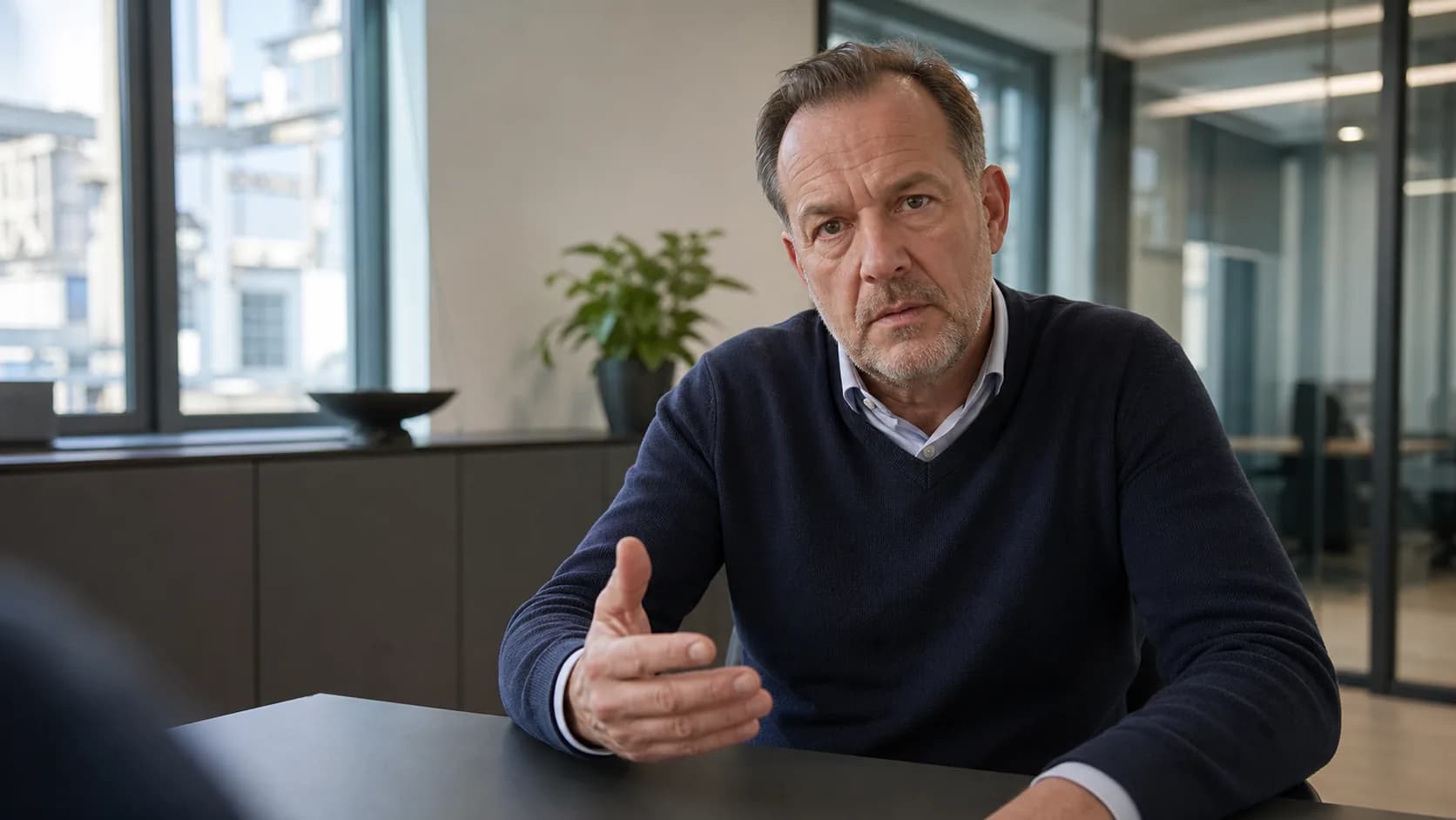 Herr Baumann sitzt als Gesprächspartner direkt gegenüber